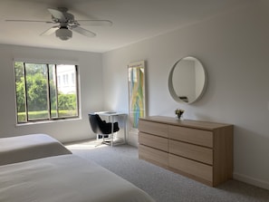 2 chambres, bureau, fer et planche à repasser, accès au Wi-Fi (inclus)