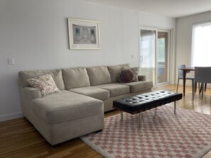 TV connectée, livres, chaîne hi-fi