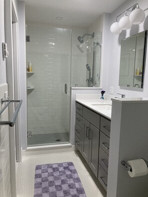 Baignoire, sèche-cheveux, serviettes fournies, savon
