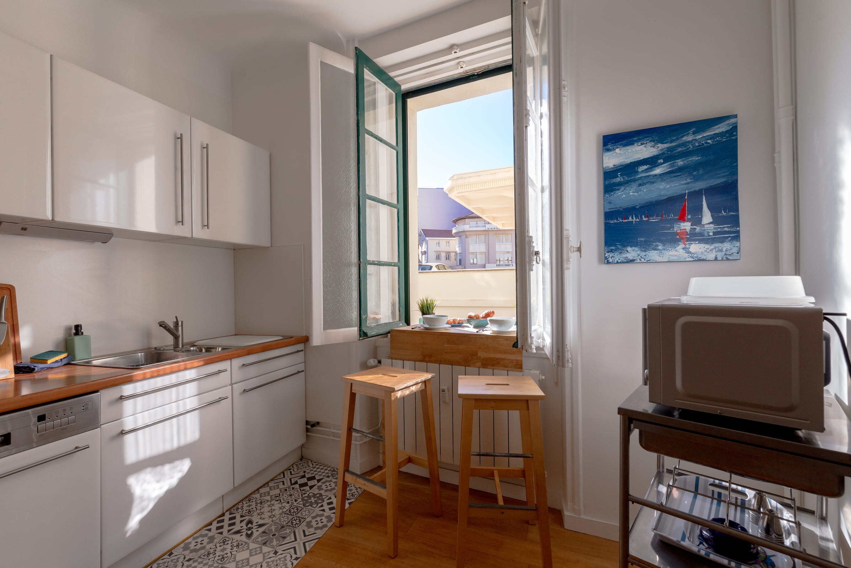 Frigorífico, microondas, horno y placa de cocina