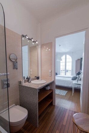 Tina, secadora de cabello, toallas 