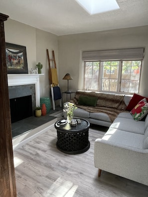 Smart TV, chimenea y monitor de computadora 