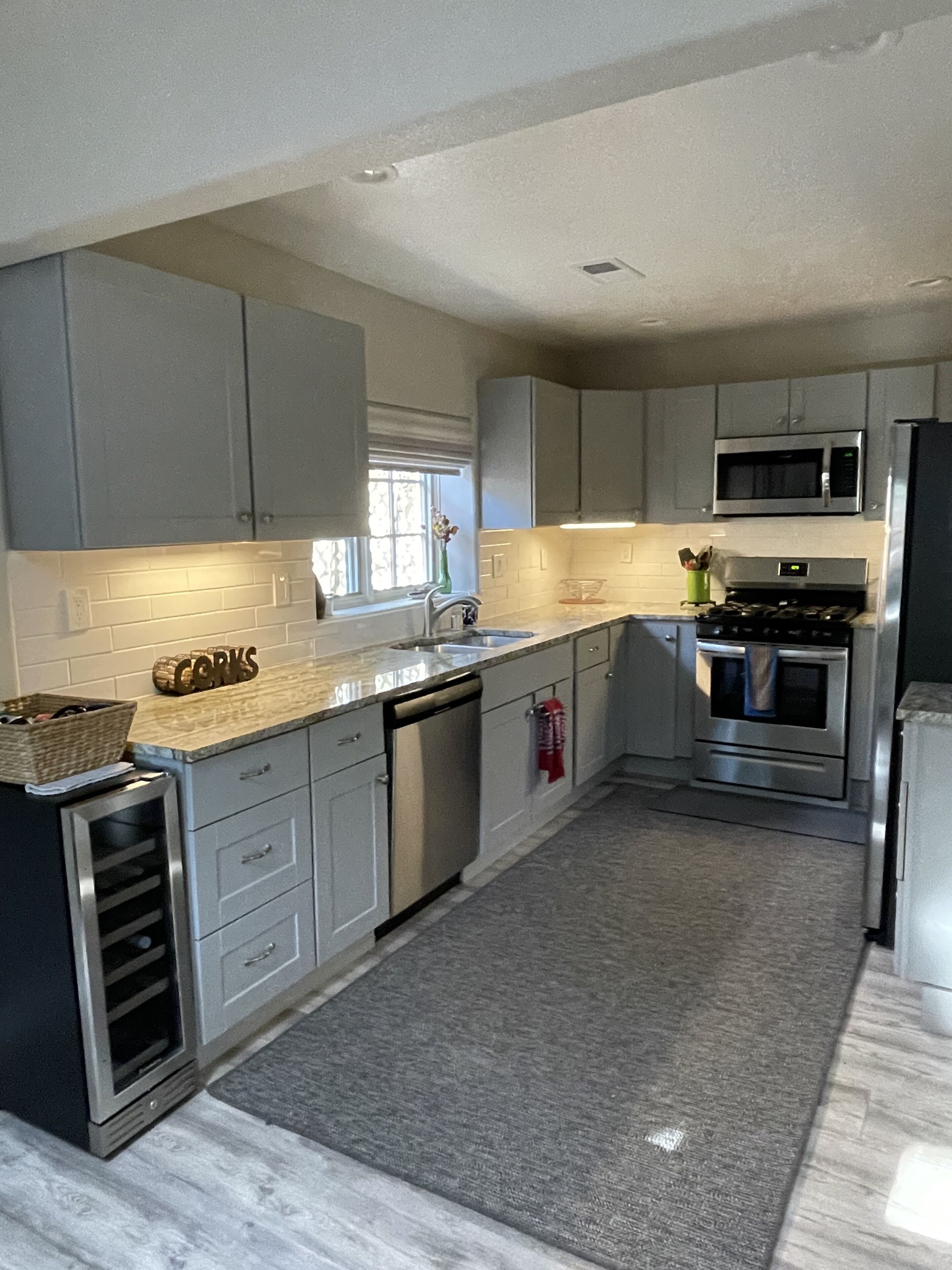 Kylskåp, mikrovågsugn, ugn och spishäll