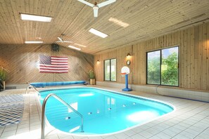 Een binnenzwembad, een verwarmd zwembad