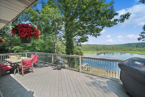 AvailableMarch 20-28 & April 1-3- Private Mini Resort w Indoor Pool & Sauna