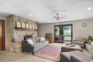 Smart-TV, Kamin, Tischtennisplatte, Bücher