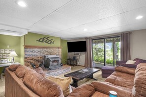 Smart-TV, Kamin, Tischtennisplatte, Bücher