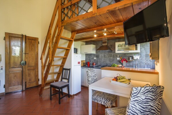 Fridge, stovetop, dishwasher, coffee/tea maker