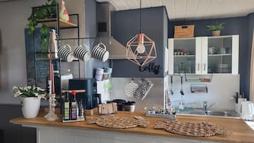 Kühlschrank, Ofen, Herdplatte, Wasserkocher mit Kaffee-/Teezubehör