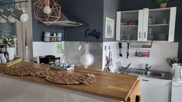 Fridge, oven, stovetop, coffee/tea maker