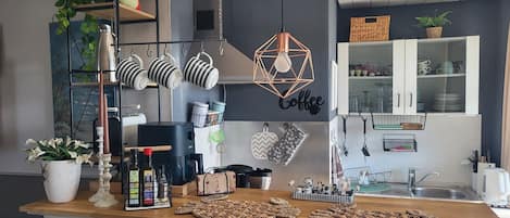 Frigorífic, forn, placa de cuina i cafetera i tetera