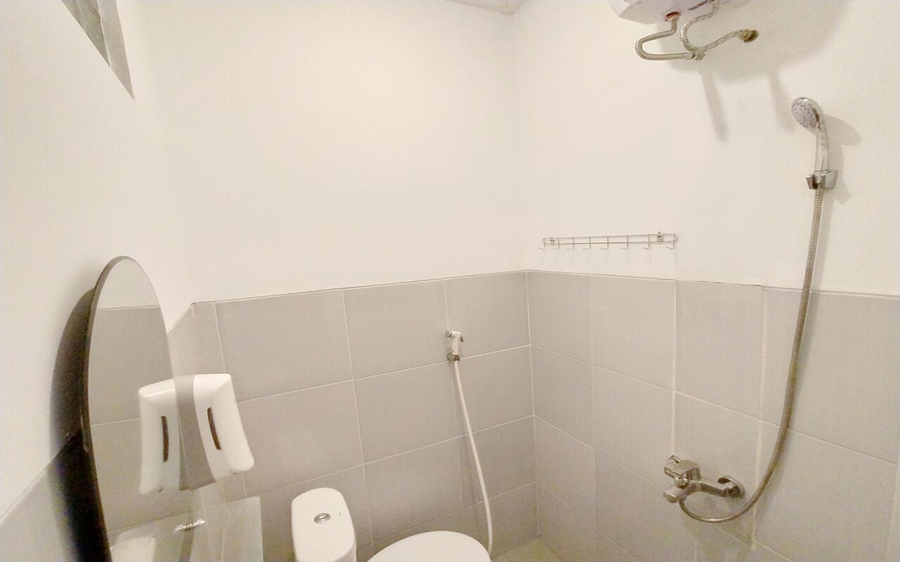 Douche, douche à « effet pluie », peignoirs, serviettes fournies