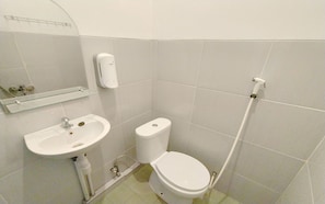 Shower, rainfall showerhead, bathrobes, towels - Wisma Mulia Syariah (Bandar Lampung)
