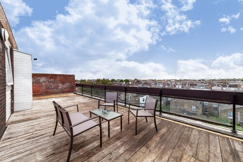  High-End 2 Bed Flat near Westfield London