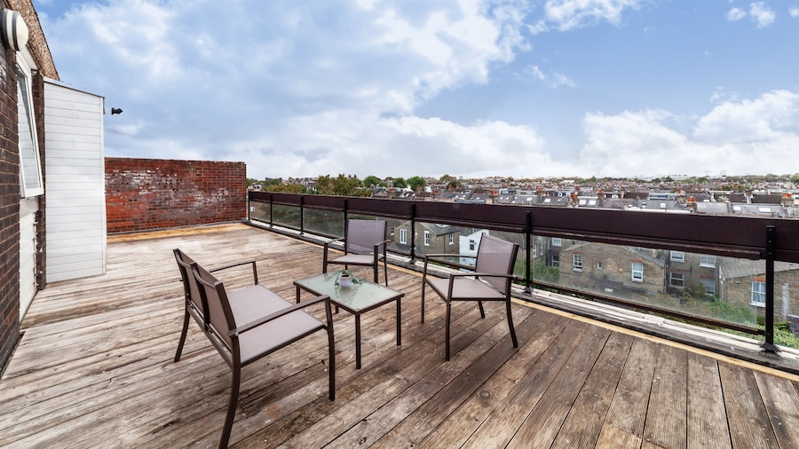 High-End 2 Bed Flat near Westfield London