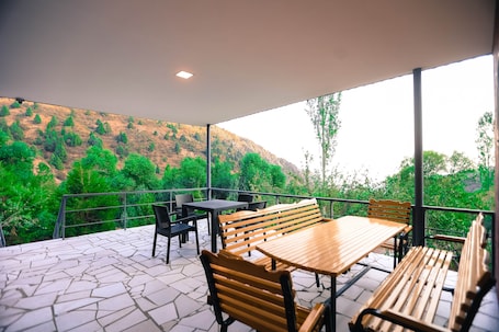 Outdoor dining. Nature Premium Room - Heater/Wifi/Mountain View