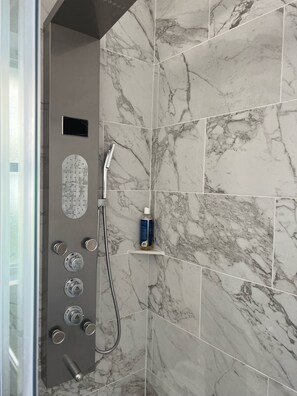 Dusche, Haartrockner, Handtücher, Seife