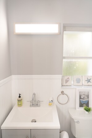 Shower, hair dryer, towels, soap - Studio- Sleep 2,Pool, Parking,5min walk to Beach 3 (Fort Lauderdale)