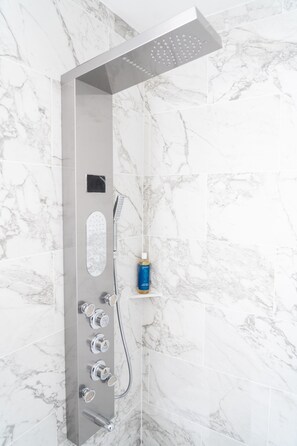 Regadera, secadora de cabello, toallas, jabón 