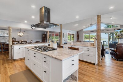 PVT PENINSULA! Hot tub, beach, spectacular views w/huge kitchen!Sleeps up to 21 