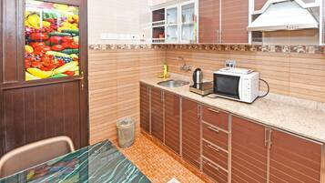 Family Room | Desk, free WiFi, bed sheets