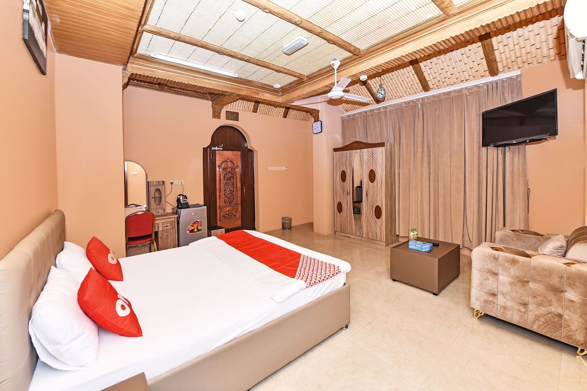 Desk, free WiFi, bed sheets