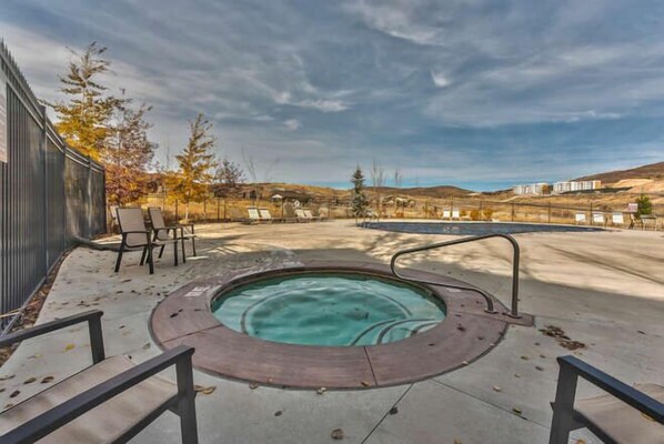 Tina de hidromasaje al aire libre