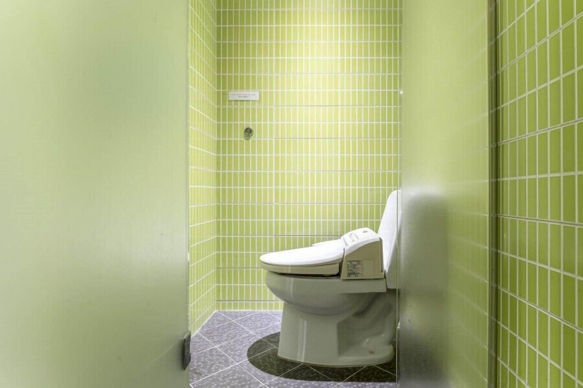 Artículos de tocador gratuitos, secador de pelo, batas, bidet