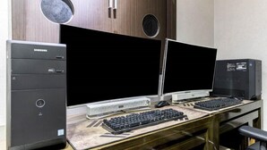 Ein Computerarbeitsplatz mit zwei Bildschirmen, einer Tastatur und einem Samsung-Desktop-PC.