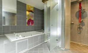 Ilmaiset hygieniatuotteet, hiustenkuivaaja, kylpytakit, pyyhkeet
