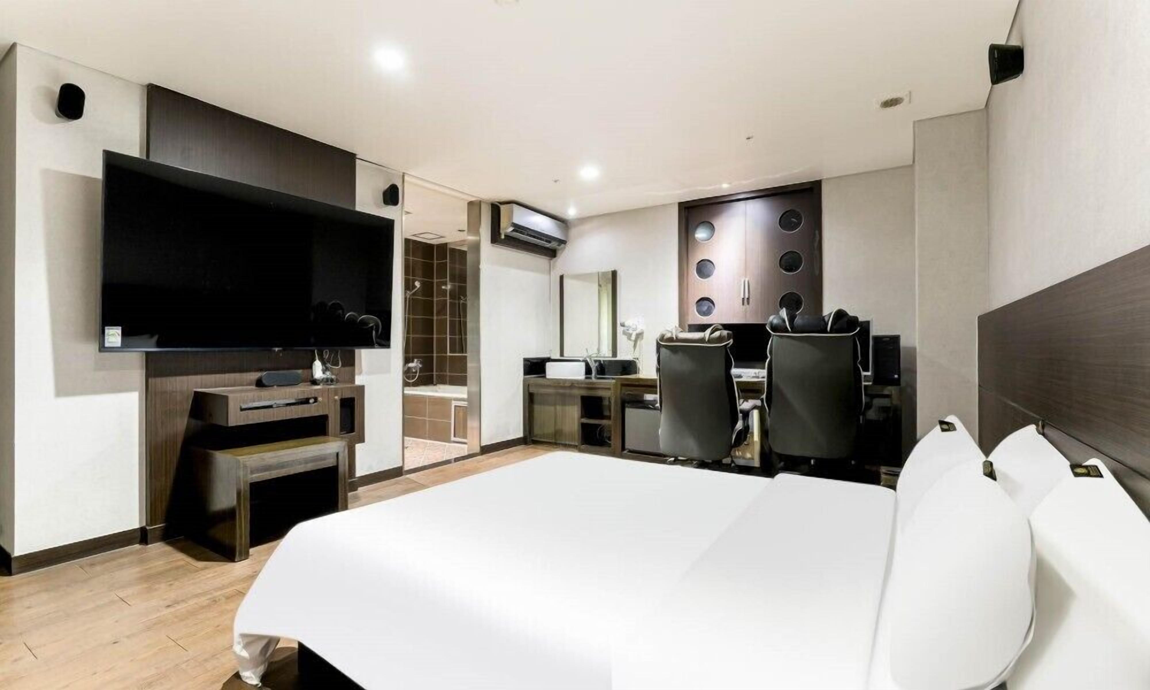 Game PC Room | Individuelt dekorert, individuelt innredet og wi-fi (inkludert)