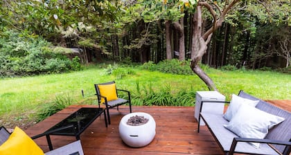 Forest oasis 3 min from beach + Hot Tub + Fire Pit