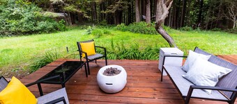 Forest oasis 3 min from beach + Hot Tub + Fire Pit