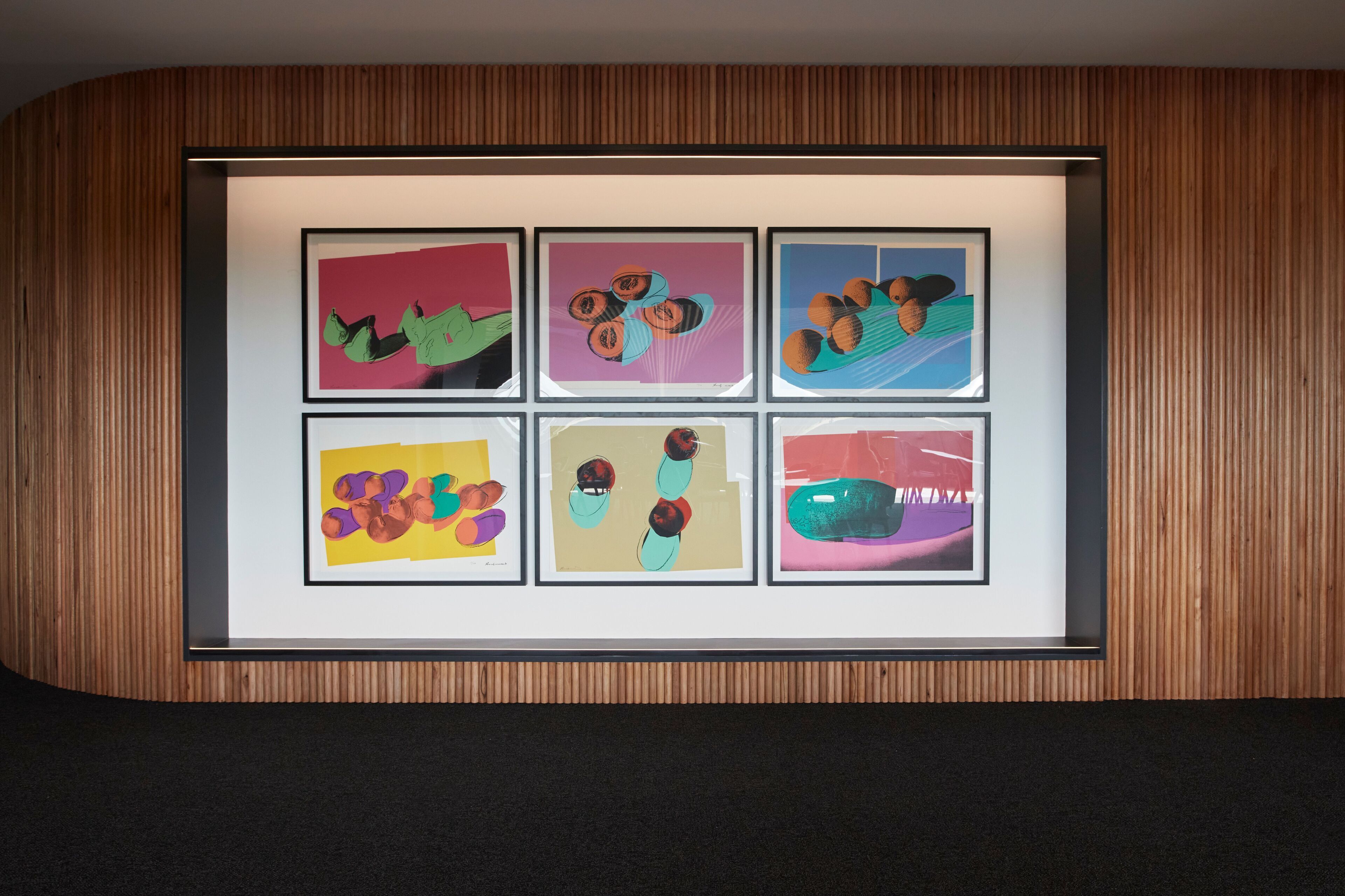 Una obra de arte enmarcadas con seis paneles, cada uno mostrando figuras abstractas en distintos colores y poses.