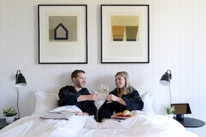 In-room safe, iron/ironing board, free WiFi, bed sheets - Accommodation at Curlewis (Curlewis)