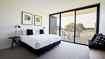 Premium Fairway View Suite | In-room safe, iron/ironing board, free WiFi, bed sheets