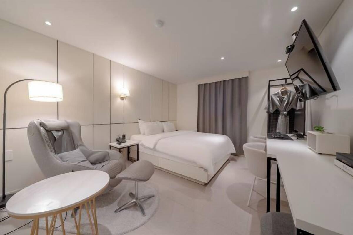 Free WiFi, individually decorated, individually furnished, bed sheets