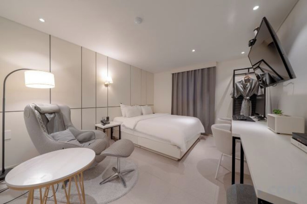 Business Room [Massage Chair]
