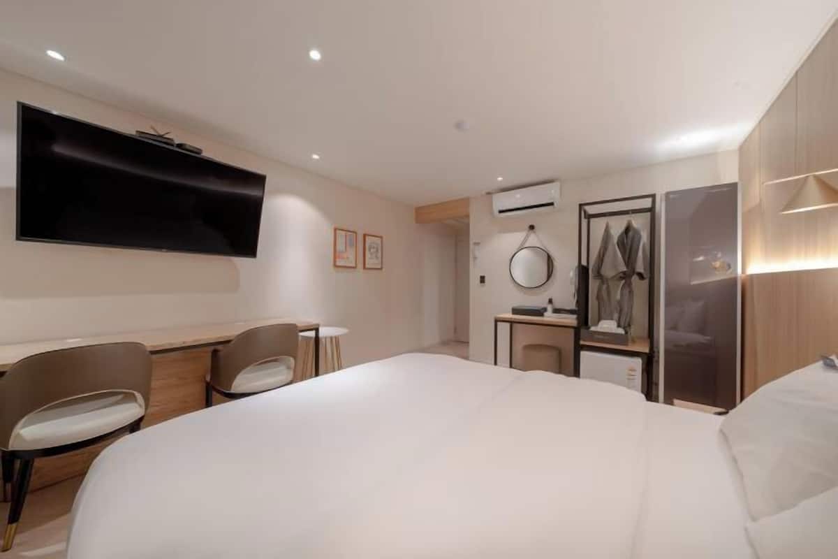 Free WiFi, individually decorated, individually furnished, bed sheets