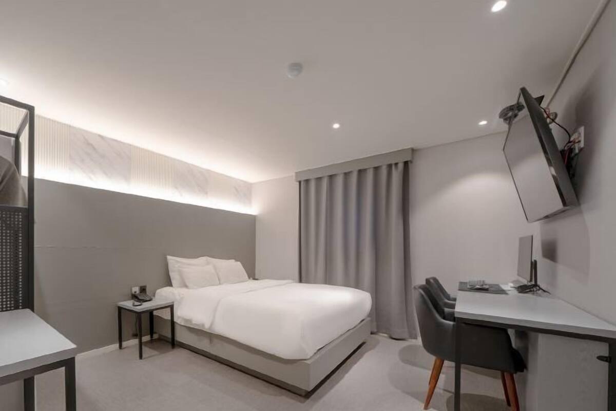 Free WiFi, individually decorated, individually furnished, bed sheets