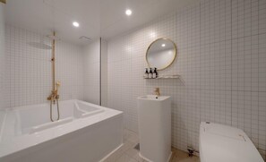 Suite Deluxe | Salle de bain | Articles de toilette gratuits, sèche-cheveux, peignoirs, chaussons
