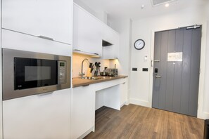 Refrigerador, microondas, horno y lavavajillas 