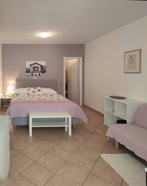 1 dormitorio, caja fuerte, tabla de planchar con plancha y cuna de viaje