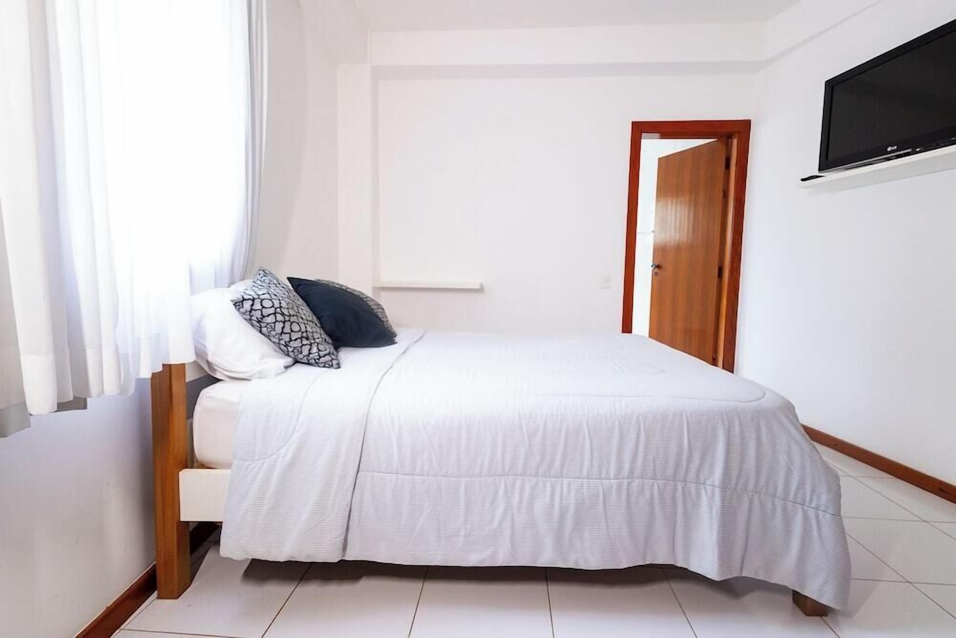 Een minibar, een bureau, gratis wifi, beddengoed