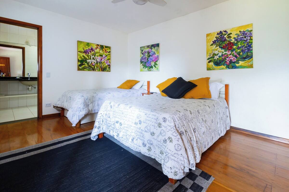 ห้องทริปเปิล (without AC, 1 Double + 1 Single bed) | มินิบาร์, โต๊ะทำงาน, Wi-Fi ฟรี, ผ้าปูที่นอน