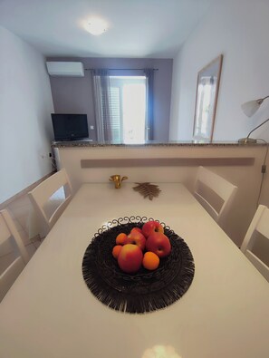 Dining - Two bathrooms,family friendly apt., parking and all modern basics, streaming Tv. (Baška Voda)