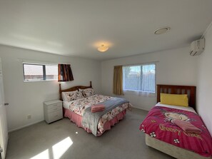 5 chambres, fer et planche à repasser, Wi-Fi, draps fournis