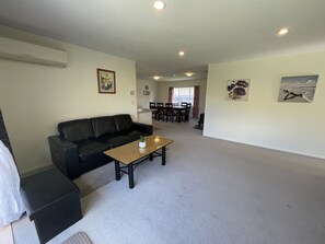 Smart TV - Perfect for Large group-Near Redwood Forest (Rotorua)