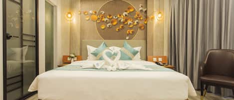 Superior Double Room | 1 bedroom, minibar, in-room safe, blackout drapes