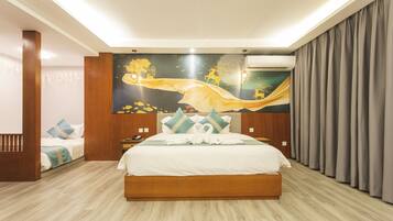 Familienzimmer | Minibar, Zimmersafe, Verdunkelungsvorhänge, schallisolierte Zimmer